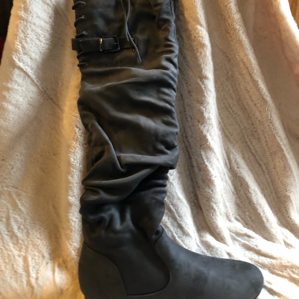 Dream Pairs Gray Suede Boots